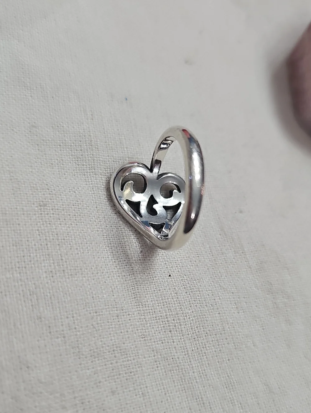 Highly sought-after Retired James Avery Sterling Silver Sz7